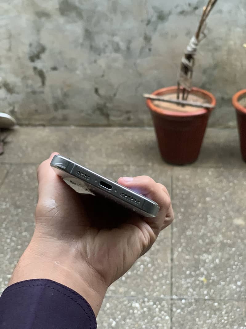 Apple iPhone 16 Pro Max 2