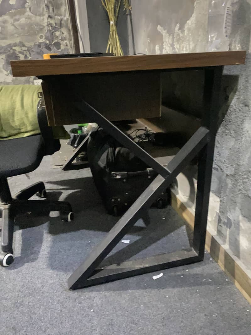 working table / study table slightly used 10/10 condition 1