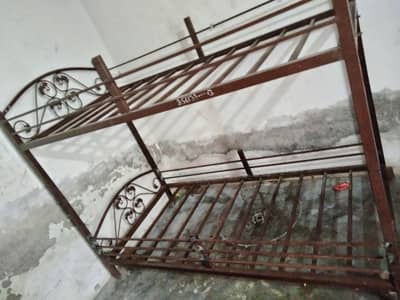 dubble iron bed