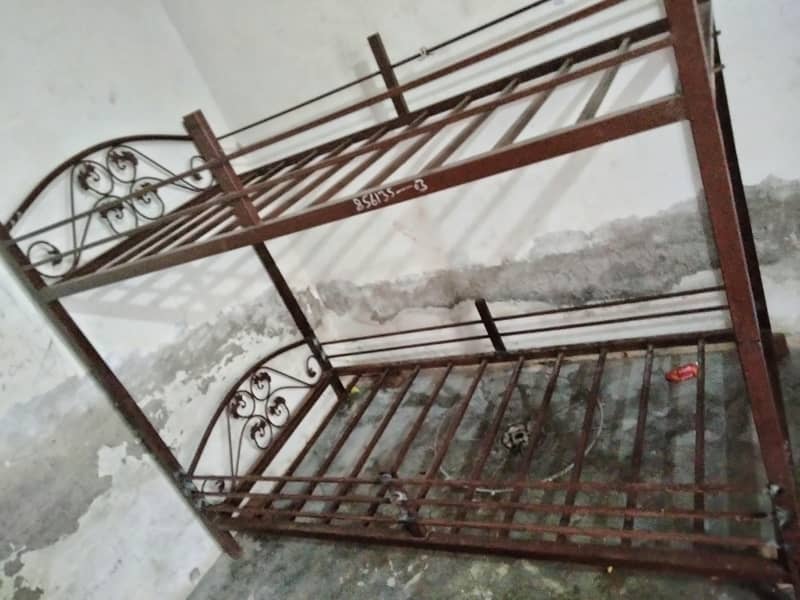 dubble iron bed 0