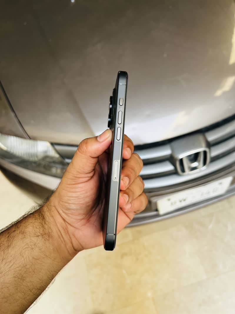iPhone 15 Pro Max 4