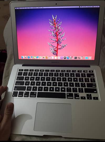 i am urgent selling my macbook Air 2017 model 8GB Ram 128 GB SSD 10/10