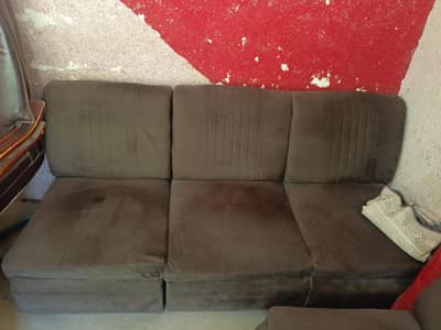 Buht achy sofa hen buht kam use huwe hen jaga nhe shop mei is liye