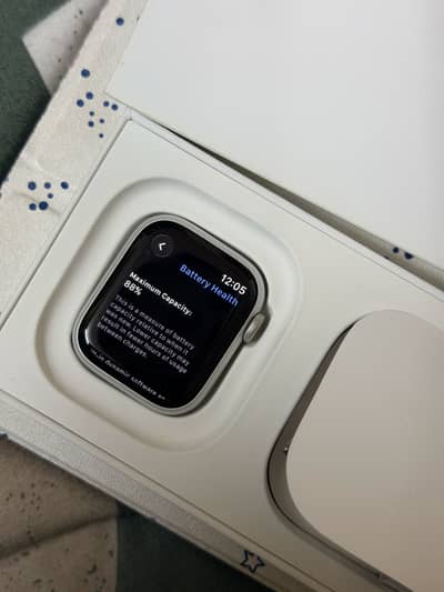 Apple Watch Series 9 41mm Silver + Original Apple Milanese Loop