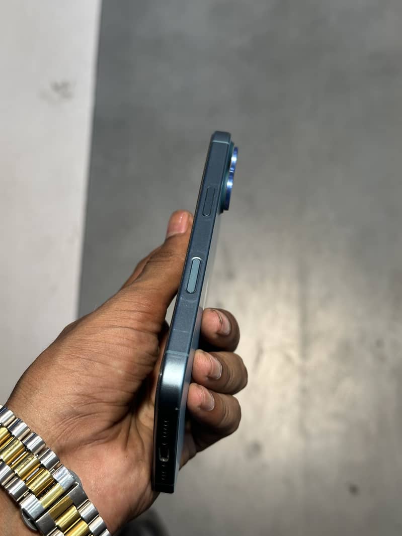 Apple iPhone 16 3