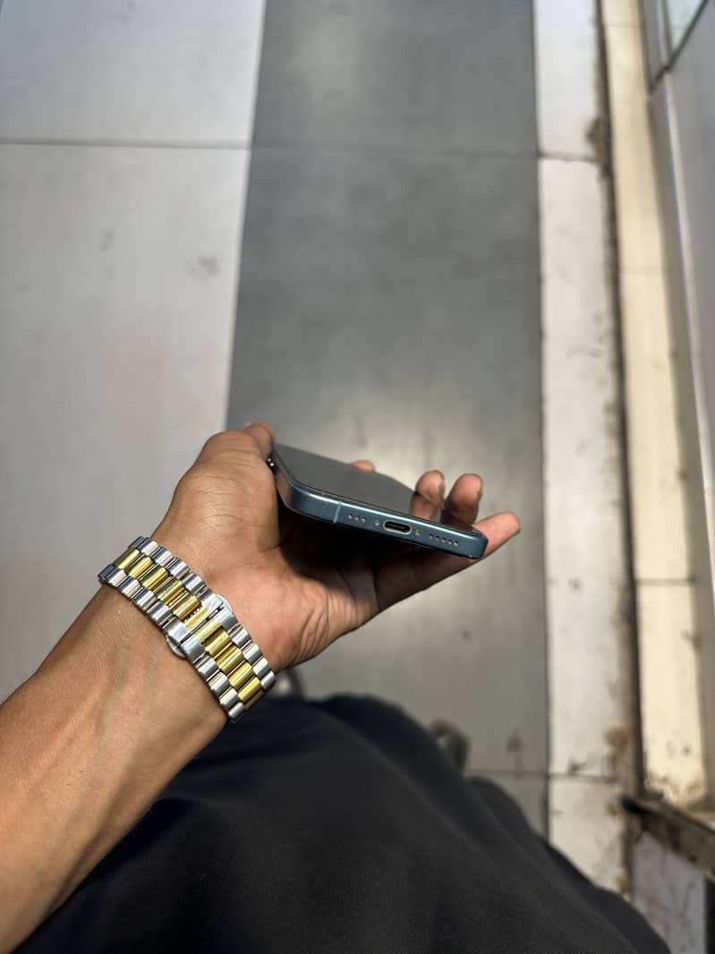 Apple iPhone 16 4