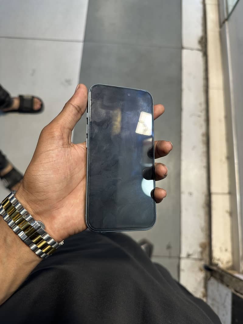 Apple iPhone 16 6