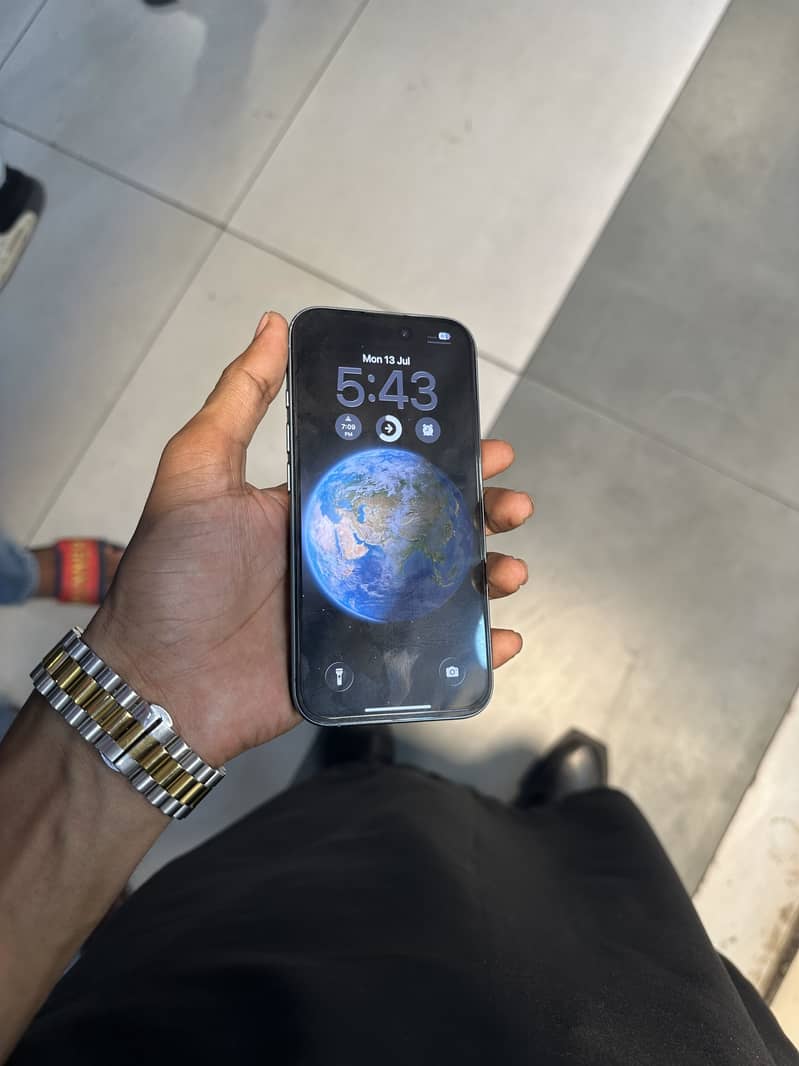 Apple iPhone 16 7