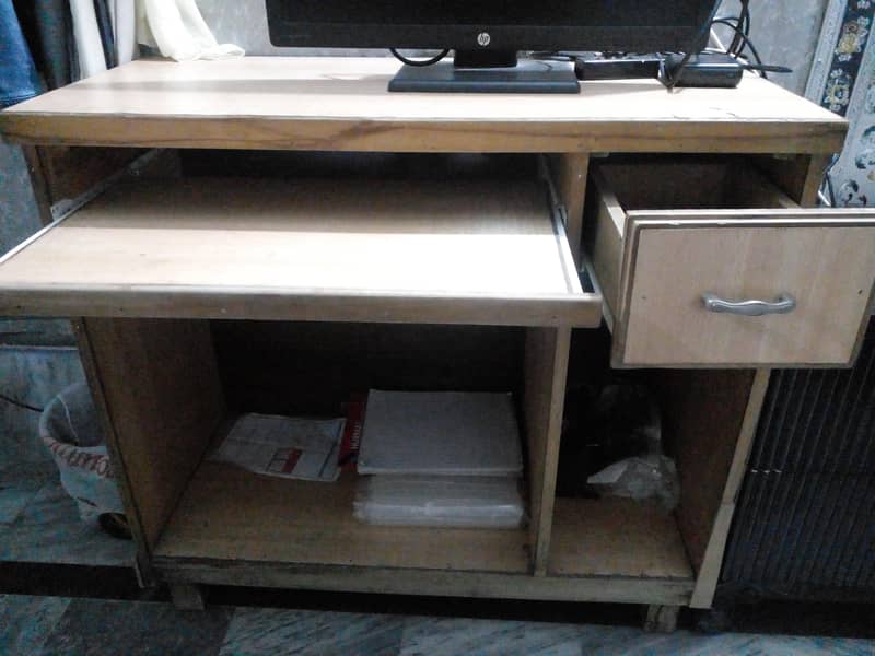 lcd with hdmi cable and computer table 1