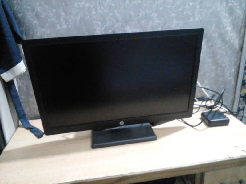 lcd with hdmi cable and computer table 4
