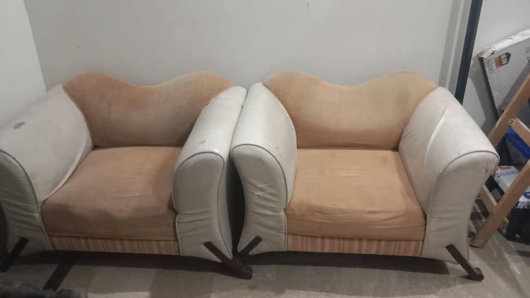 yah bahut pyare sofas hai aur 2 sofas hai 0