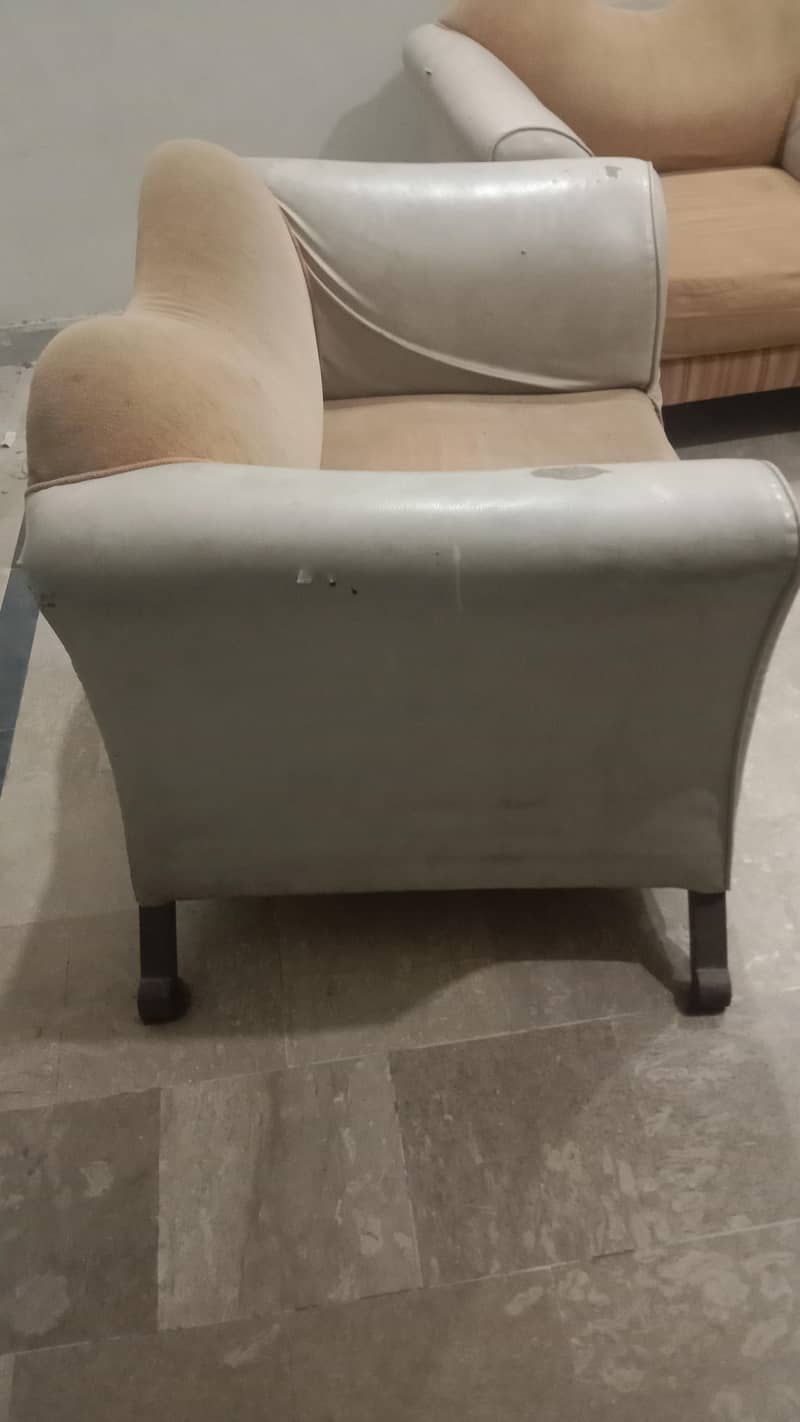 yah bahut pyare sofas hai aur 2 sofas hai 1