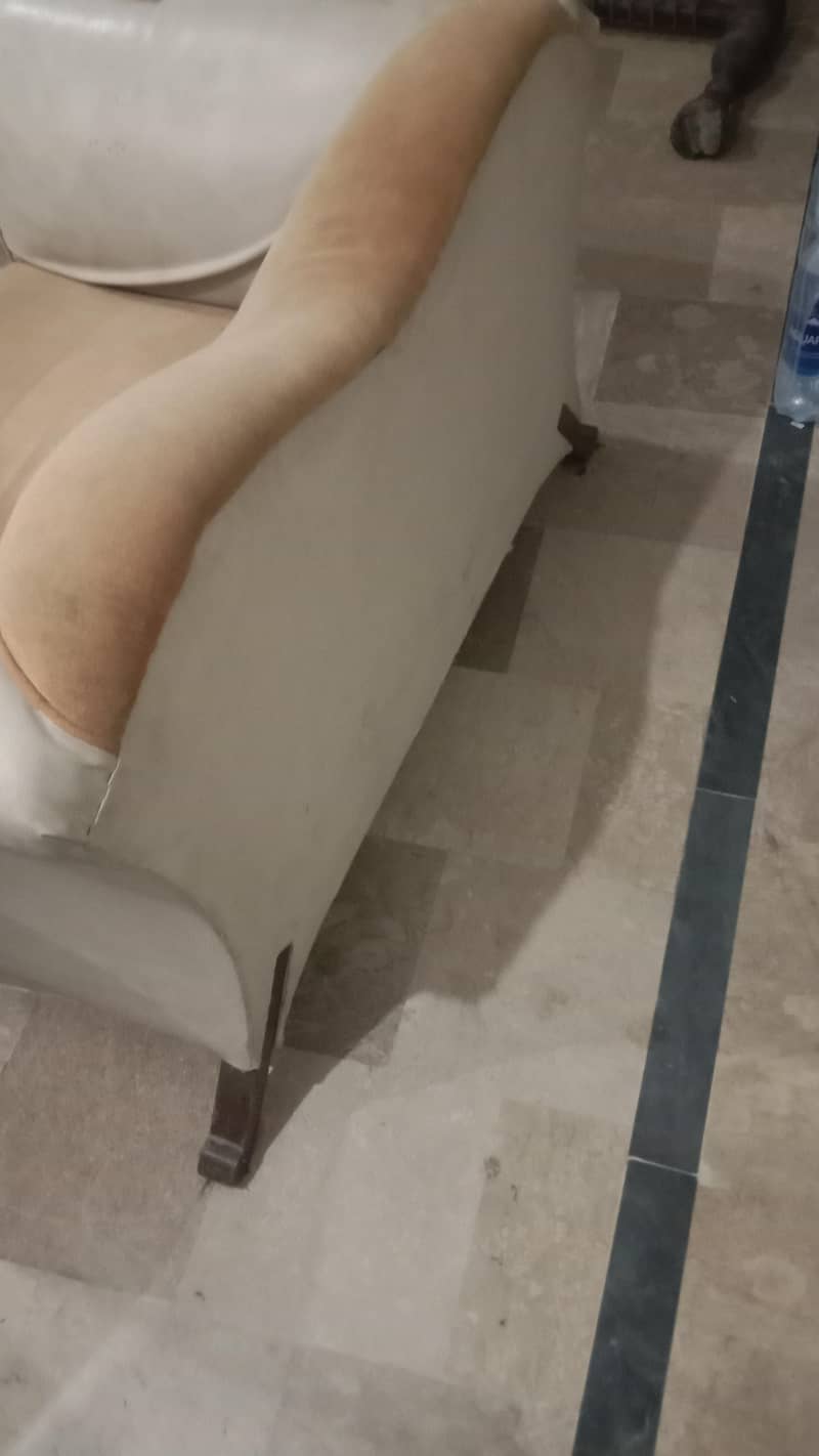 yah bahut pyare sofas hai aur 2 sofas hai 2