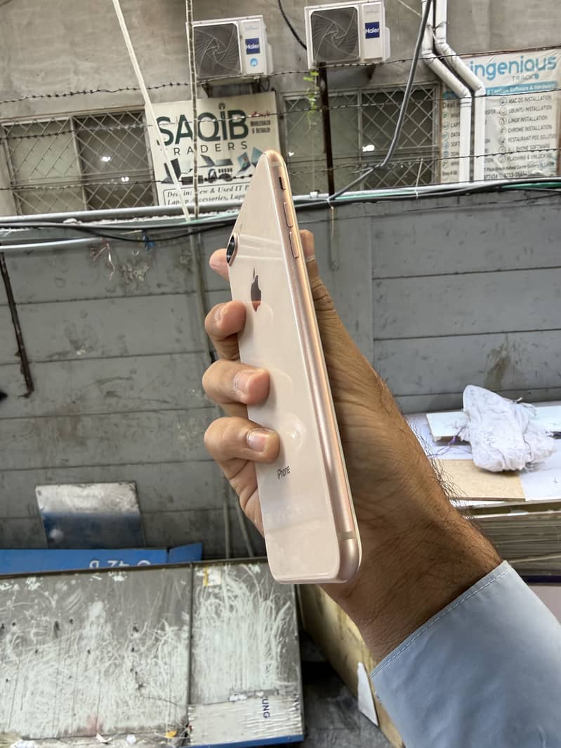 Apple iPhone 8 Plus 1