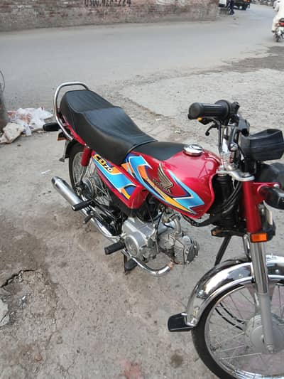 HONDA CD 70 ONE HAND UNDER BANKER USE