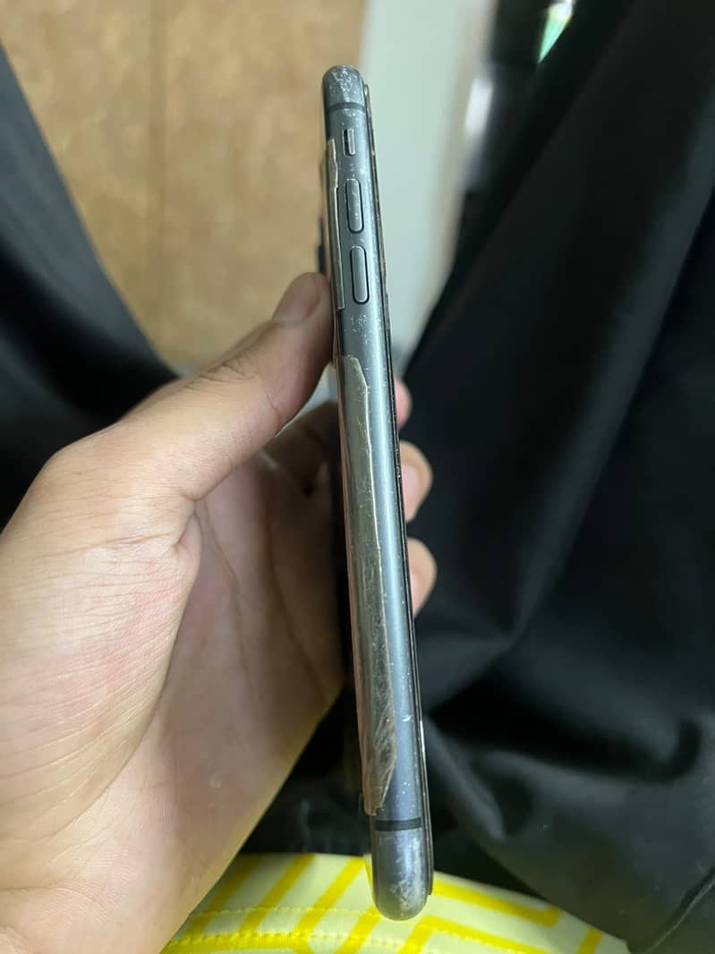 Apple iPhone 11 4