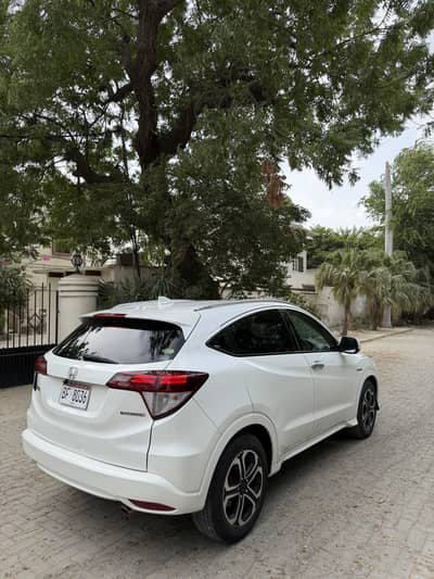 Honda Vezel 2015 P. White Z Pkg Top of the line Original Condition