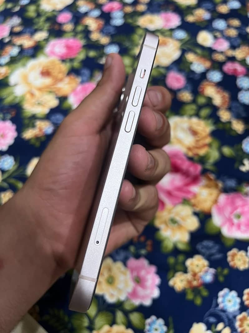 Apple iPhone 13 4