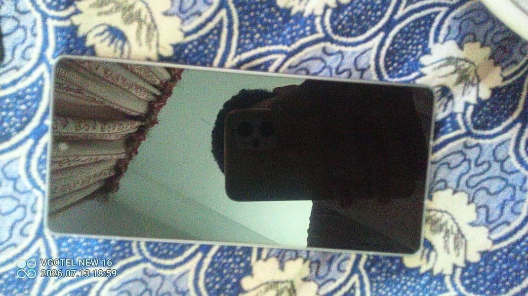 Sharp Aquos R8 1