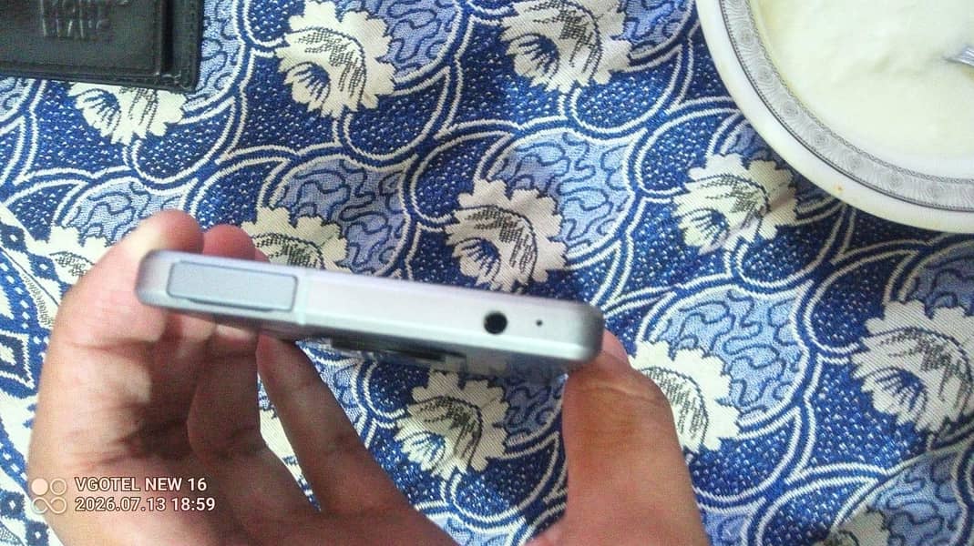 Sharp Aquos R8 3