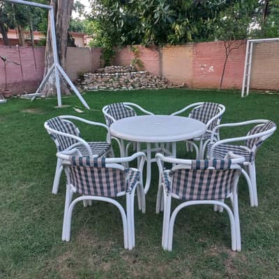 6 Outdoor Lawn chairs and Table