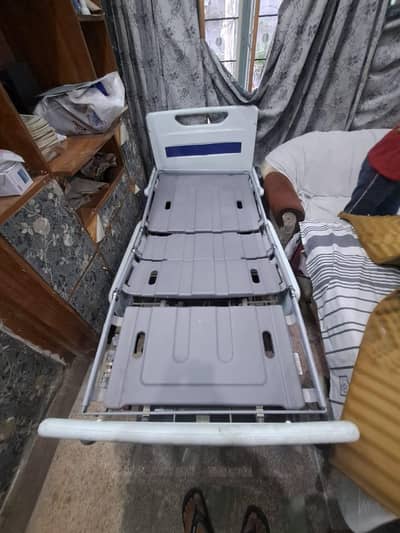 Patient Hospital Bed with Adjustable Backrest and Lockable Wheels