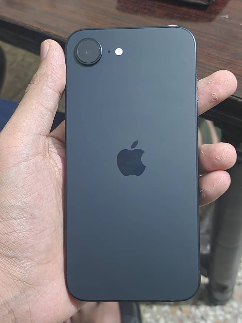 Apple iPhone 16e 1