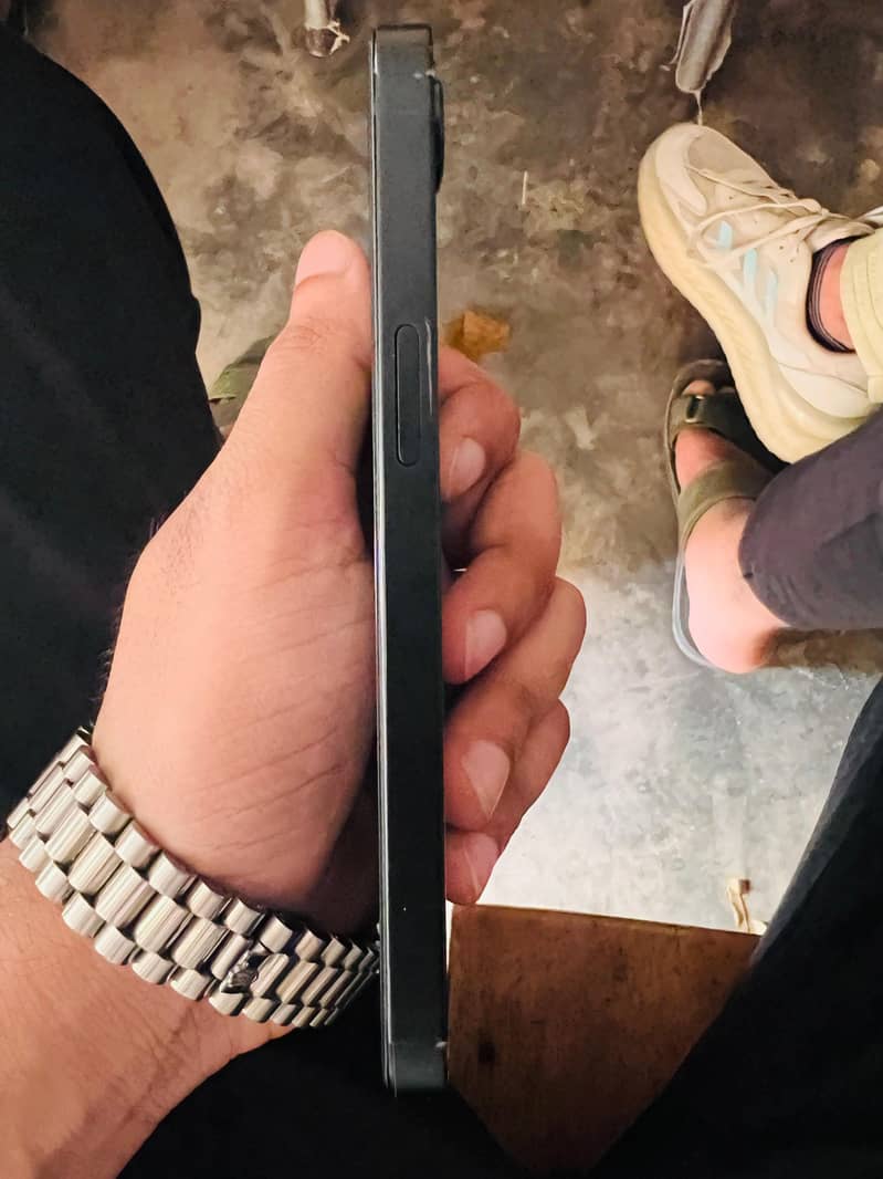 Apple iPhone 16e 3