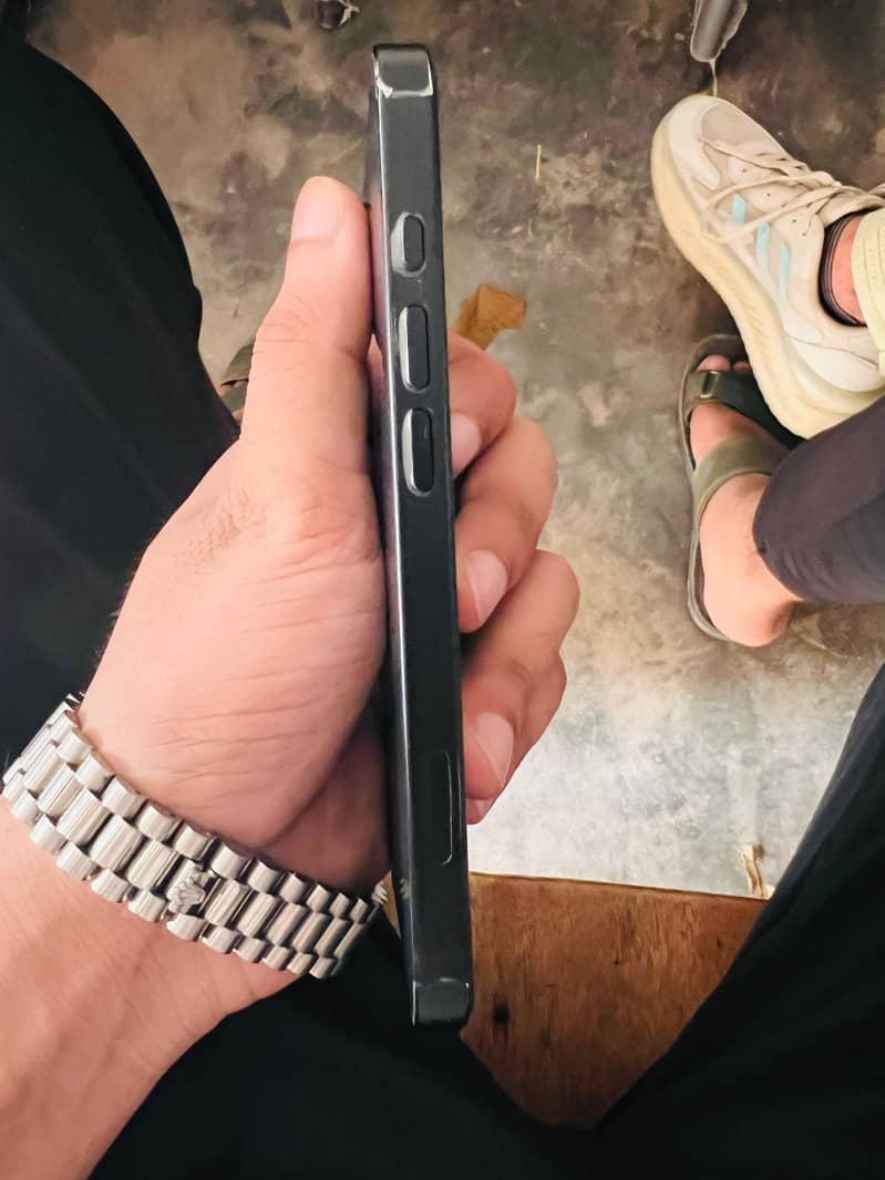 Apple iPhone 16e 4