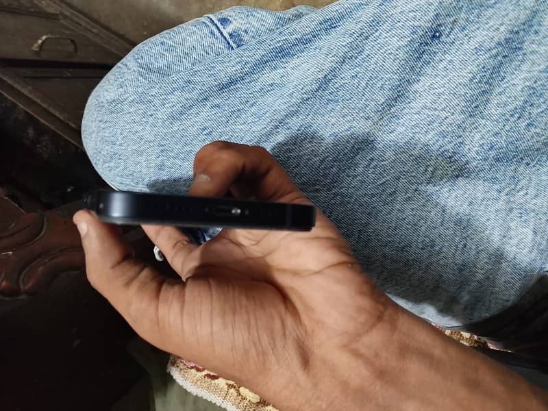 Apple iPhone 13 5