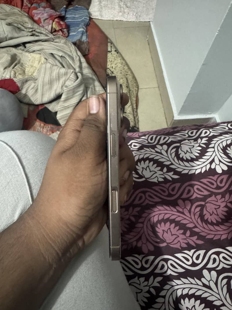 Apple iPhone 16 Pro 3