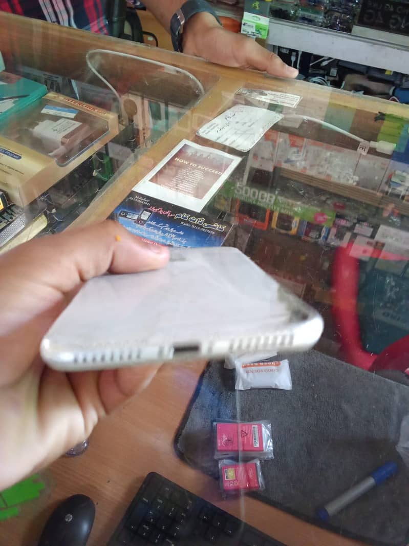 Apple iPhone 8 Plus 4