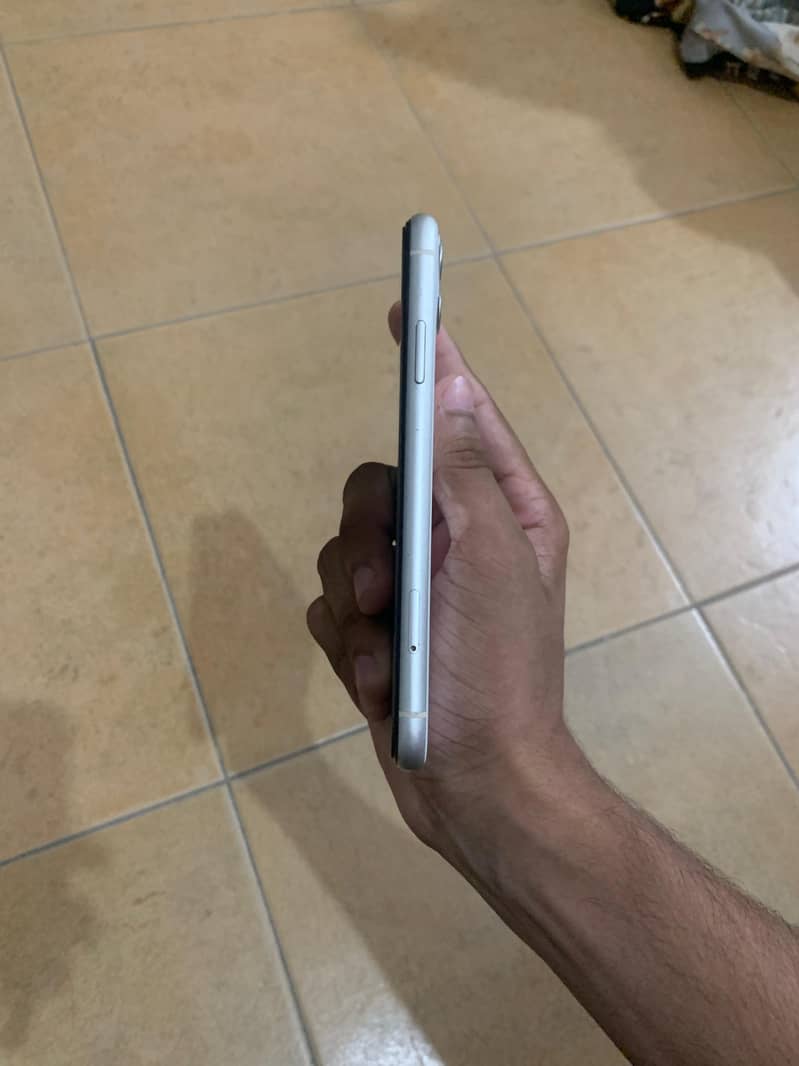 Apple iPhone 11 4