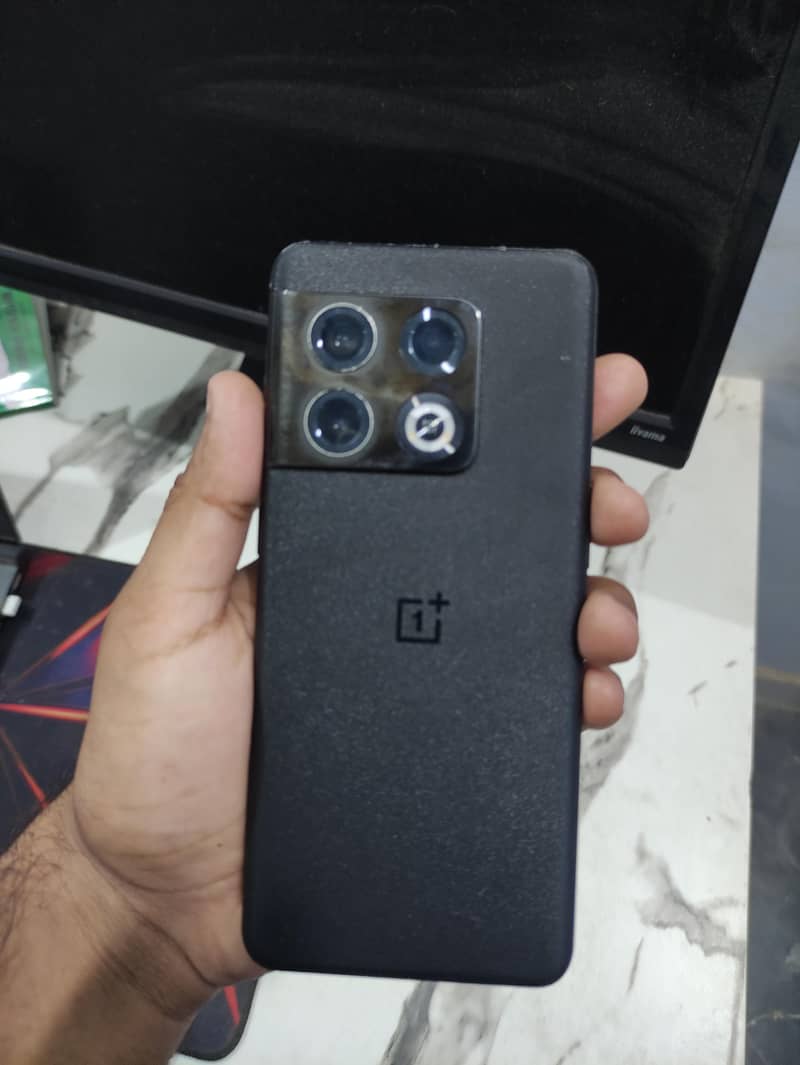 One Plus 10 Pro 4