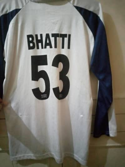 bai aik addad sport short aur white kit for cricket