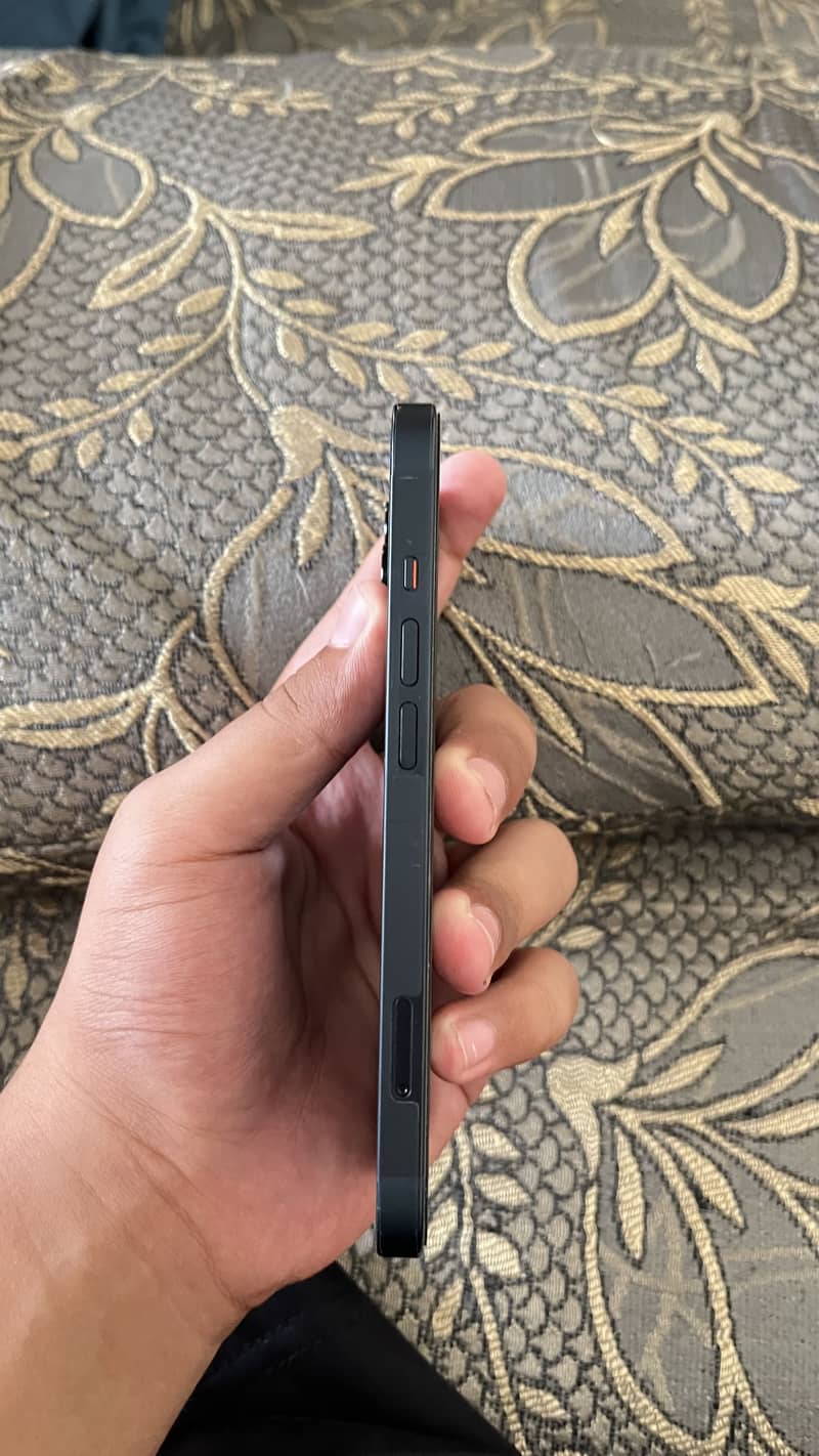 Apple iPhone 13 2