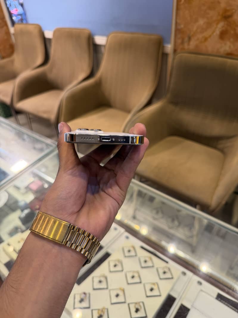 Apple iPhone 13 1