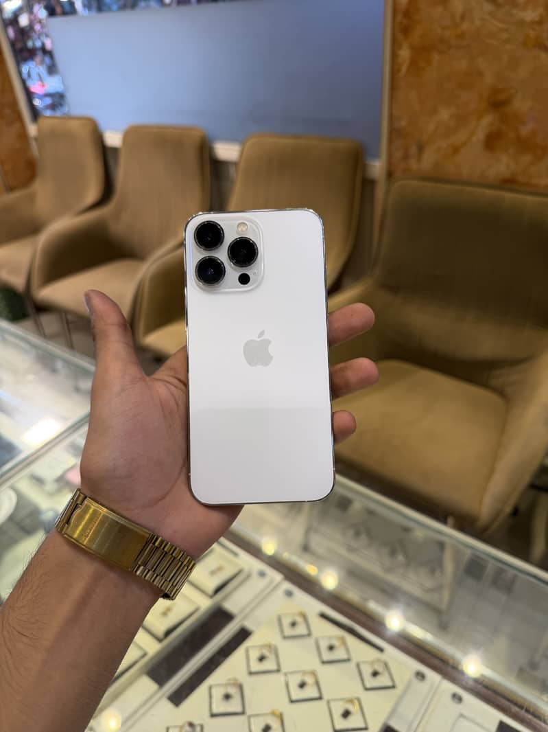 Apple iPhone 13 4