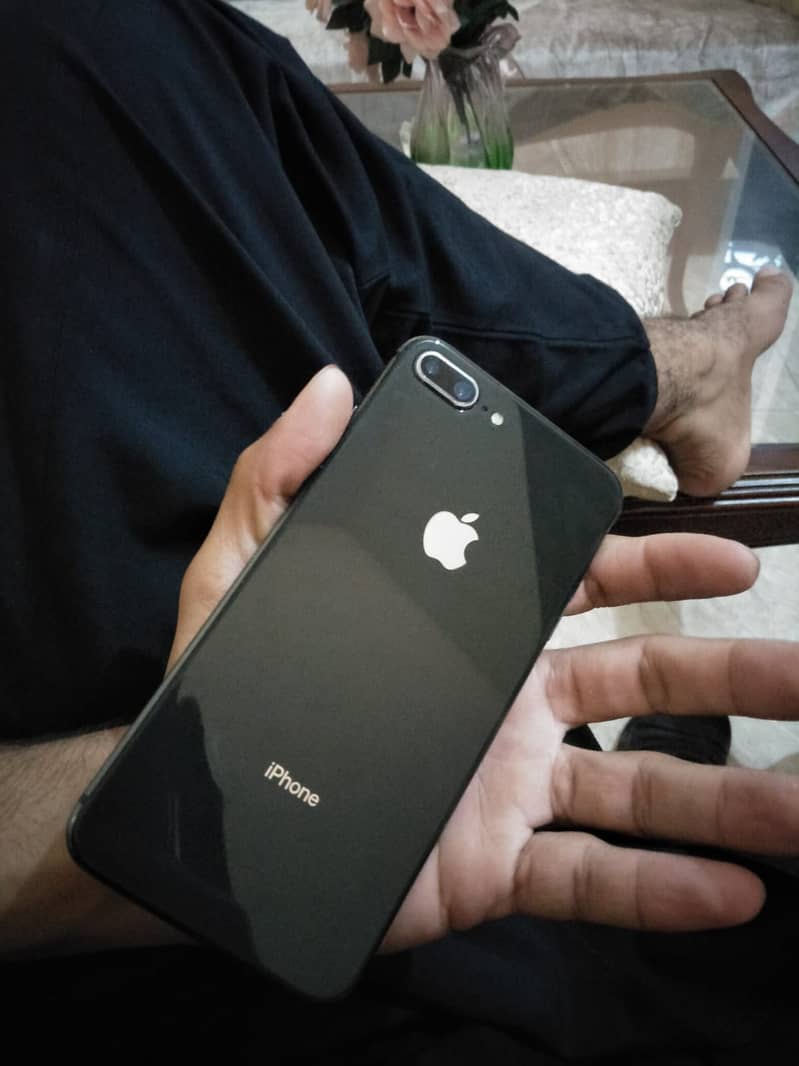 Apple iPhone 8 Plus 0