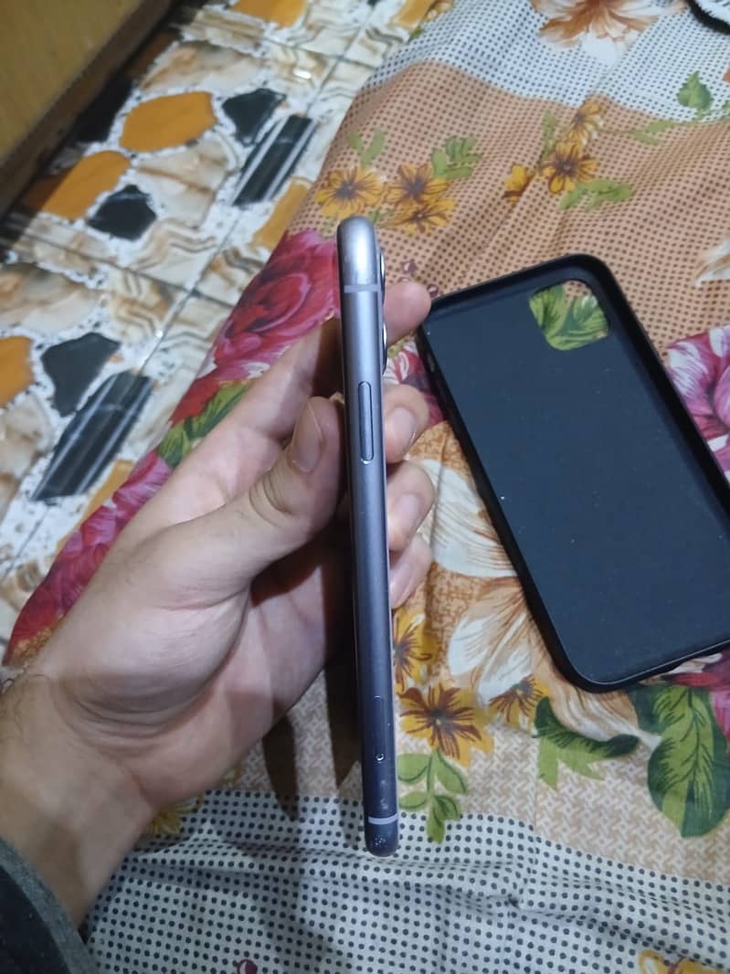 iPhone 11 4