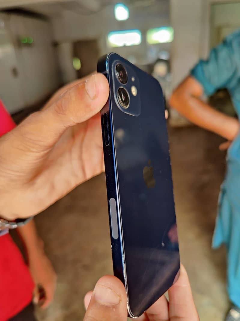 Apple iPhone 12 4
