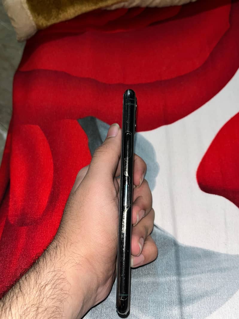Apple iPhone 11 Pro Max 2