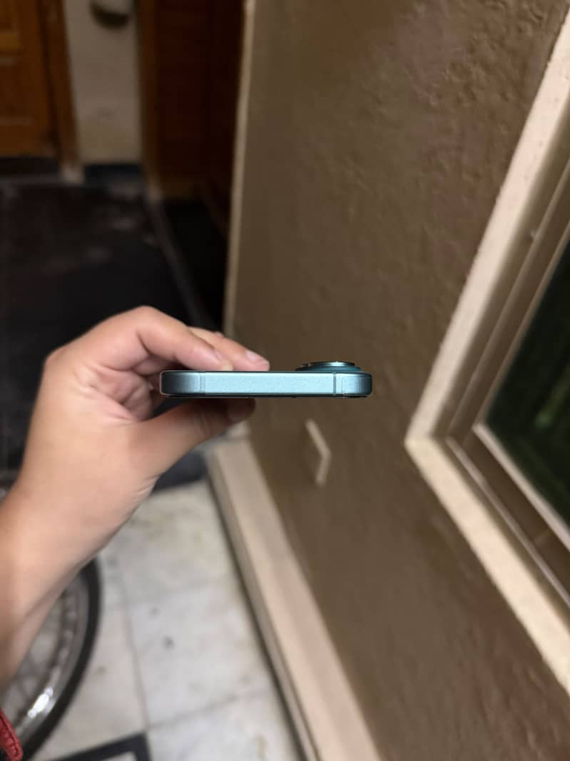 Apple iPhone 16 2