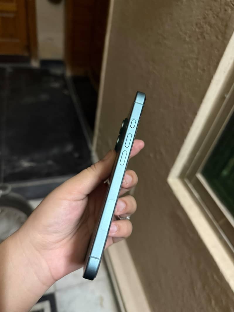 Apple iPhone 16 5