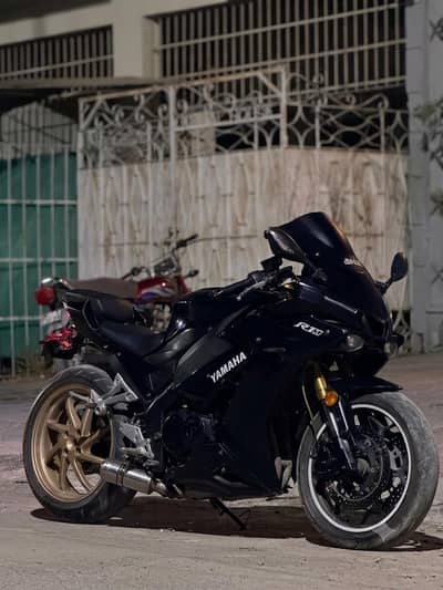 Yamaha R1 Replica with inline 4 cylinder engine