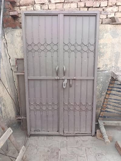 Assalam Alikum yai drwaza for sale hai  mazboot lohy sy bna hoa hai