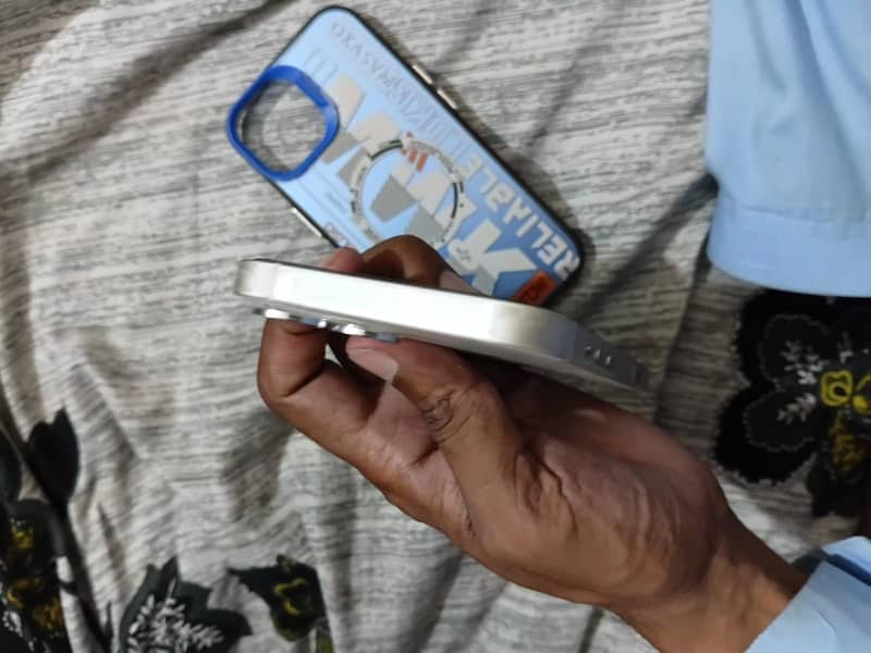 Apple iPhone 13 4