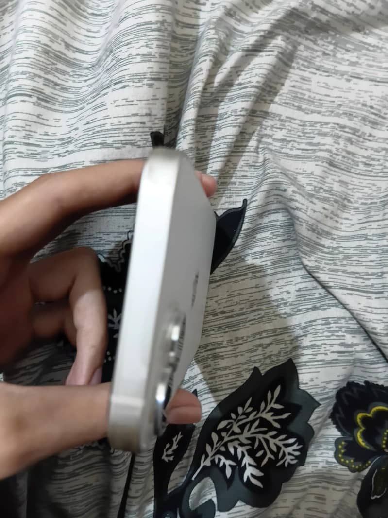Apple iPhone 13 7