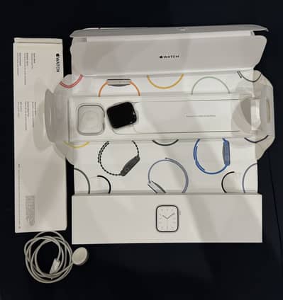 Apple Watch Series 7 45mm + 4 Straps