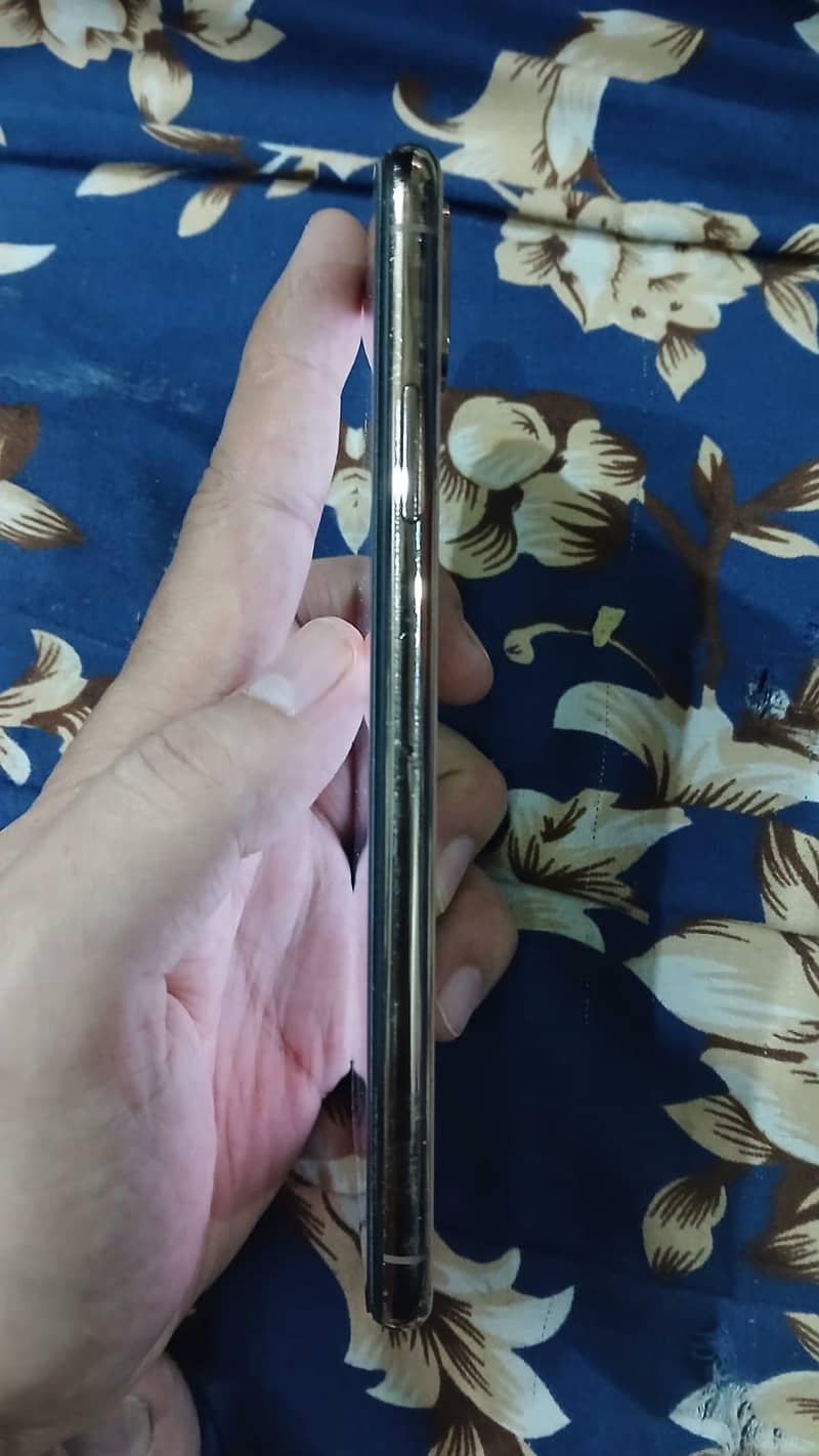 Apple iPhone XS Max 3